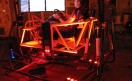 Simulador de autos con tres monitores manejados x una sola placa. Chasis con actuadores electromecánicos para moverlo en las tres direcciones: USD 25.000. Asiento: USD 600. Pedales: USD 500. Volante: USD 300. PC con placa ATI y los tres monitores que maneja: unos USD 1.500. Total USD 28.000.