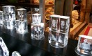 En algunos puestos callejeros se comercializan cosas bastante extrañas, como ser remeras con leds o bien estas estatuas holográficas que pueden estar basadas en una fotografía propia.
