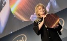intel-y-una-cosa-redonda Intel exhibiendo una plancha de procesadores
