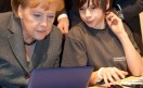 merkel-facebook Merkel: "...entonces doble click y ahí cambia mi estado en el Facebook??"