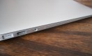 La MacBook Air es un equipo ultradelgado (1.7 cm en su parte más gruesa). Increíblemente posee un error de diseño: el conector de la fuente de carga esta al lado de uno de los dos conectores USB, haciendo que sea imposible tener ambos conectados a la vez.