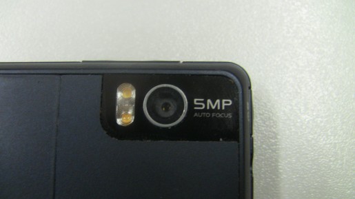 La cámara de 5 MP obtiene muy buenas fotos. Cuenta con un flash LED dual (pueden verse los dos foquitos en color naranja) para mejor iluminación en situaciones oscuras.