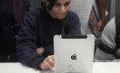 Así es, la tablet de Steve Jobs deleitó a los escolares que se turnaban para usarla