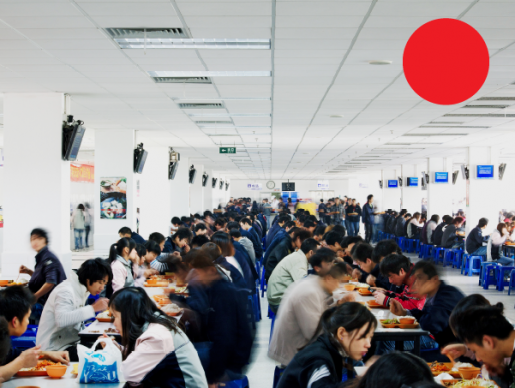 Imagen del comedor de Foxconn. Los empleados disponen de 1 hora para almorzar y dos turnos de 10 minutos para descansar, pero suelen trabajar más de 10 horas diarias. ©Wired