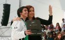 La Presidente Cristina Fernandez entregando netbooks
