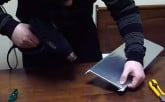 Loki en acción: colocando vinilo a un teclado para cambiarle la estética