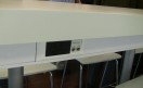 Cada espacio, incluso en el comedor, tiene conectores para alimentación eléctrica y para Internet por cable. Cada espacio, incluso en el comedor, tiene conectores para alimentación eléctrica y para Internet por cable.