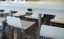 Cada espacio, incluso en el comedor, tiene conectores para alimentación eléctrica y para Internet por cable. Cada espacio, incluso en el comedor, tiene conectores para alimentación eléctrica y para Internet por cable.