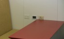 Cada espacio, incluso en el comedor, tiene conectores para alimentación eléctrica y para Internet por cable. Cada espacio, incluso en el comedor, tiene conectores para alimentación eléctrica y para Internet por cable.