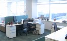 Este es otro espacio de oficinas en el quinto piso, menos colorido pero con la misma lógica que los anteriores: espacios abiertos y libres. Este es otro espacio de oficinas en el quinto piso, menos colorido pero con la misma lógica que los anteriores: espacios abiertos y libres.