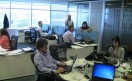 Esta es la figurita difícil: una oficina llena de gente trabajando. Esta es la figurita difícil: una oficina llena de gente trabajando.