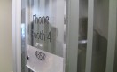 Las oficinas cuentan con unos pocos espacios cerrados, para quienes necesiten un momento de plena concentración. Estos espacios son como cabinas telefónicas. Las oficinas cuentan con unos pocos espacios cerrados, para quienes necesiten un momento de plena concentración. Estos espacios son como cabinas telefónicas.