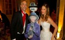 Richard Garriot, la mama y su esposa (¿será un robot también?) en la foto del casamiento.