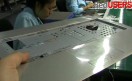 Luego de las primeras inserciones, esa misma tapa ya cuenta con el touchpad y la botonera del mouse