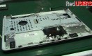 Vemos la tapa con algunos componentes ya instalados, como los parlantes y pequeños conectores.