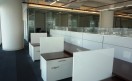 oficinas Los cubículos ostentan un diseño minimalista.