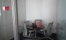 Oficinas II Para reuniones de trabajo, existen estas pequeñas oficinas cerradas.