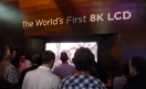 Por si no me creían que ya fue presentado el televisor 8K, aca va otra foto que lo demuestra. Por si no me creían que ya fue presentado el televisor 8K, aca va otra foto que lo demuestra.