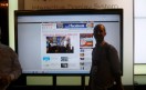 RedUSERS.com en 80 pulgadas. El televisor es de SHARP y su pantalla es táctil. RedUSERS.com en 80 pulgadas. El televisor es de SHARP y su pantalla es táctil.