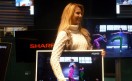 ¿A qué no saben por qué esta hermosa señorita sostiene el televisor en sus manos? Porque se trata de un televisor WiFi, superliviano y muy finito. ¿A qué no saben por qué esta hermosa señorita sostiene el televisor en sus manos? Porque se trata de un televisor WiFi, superliviano y muy finito.