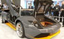 En la exposición de autos, hay muchos stands relacionados con el sonido, mostrando sus productos en autos deportivos. En la exposición de autos, hay muchos stands relacionados con el sonido, mostrando sus productos en autos deportivos.