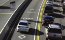 En EE.UU. promocionan el carpooling con carriles exclusivos en autopistas para autos que tengan dos o más ocupantes.