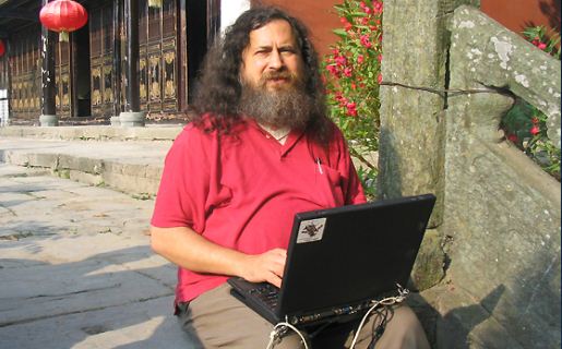 Como ya es costumbre, Stallman apuntó contra sus blancos favoritos: Apple y Microsoft.