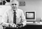Engelbart, junto a su más famosa creación, el mouse.