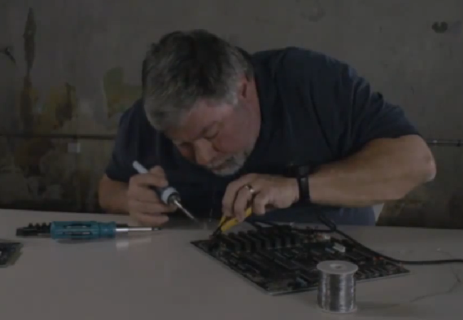 Wozniak trabajando en unos circuitos en la entrevista para Bloomberg.