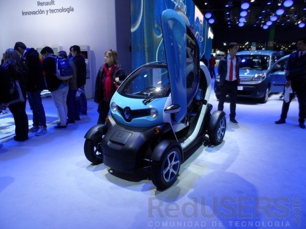 Twizy, un monoplaza urbano que logra los 80 km/h y posee 100km de autonomía, presente en el stand de Renault Argentina.