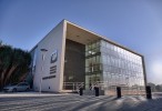 El Campus de la <stro />Universidad (Estatal</strong>) de San Martín albergará la renovada carrera.”> </div>
<p>La <strong>Universidad (Estatal</strong>) Nacional de San Martín (UNSAM) lanzó la fabricación de <strong>la 1.ª carrera de grado en ingeniería espacial de América Latina</strong>, con el objetivo(<strong>propósito</strong>) de “aportar al crecimiento de una fabrica innovadora que admita producir bienes con valor agregado y formar una renovada generación de expertos calificados”. La iniciativa contó con el apoyo del Ministerio de Planificación Federal, Inversión Pública y Servicios de la Nación y <strong>apunta a generar expertos “acorde a las necesidades del país”.</strong></p>
<p>El directivo de la flamante carrera es el especialista de la Comisión Nacional de Actividades Espaciales (Conae), Roberto Yasielski, que destacó que su fabricación es una ocupación “sumamente estratégica” para el sector y el país, ya que <strong>permitirá producir en el futuro equipos para la fabrica astronáutica</strong> como satélites, lanzadores aeroespaciales. Esta propuesta intentará articular con pymes interesadas en este tipo de productos, y ya está laborando en convenios de cooperación con las firmas locales ArSAT e Invap, y con organismos de Estados Unidos y Europa.</p>
<p>Según Yasielsky, “el elemento básico e esencial para el crecimiento de cualquier sector industrial es poder disponer de recursos humanos en calidad y cantidad, para crear rentable y competitiva a una fabrica con un alto nivel de exigencia como es la espacial”. La carrera, que <strong>contará con cinco años y medio de duración</strong>, estará orientada a la ingeniería en sistema complejos, lo que permitirá a sus graduados <strong>aplicar los conocimientos en diferentes disciplinas</strong>, y contará asimismo con dos orientaciones: una hacia la fabricación y operación de satélites, y otra hacia el diseño(design) de lanzadores y vehículos espaciales.</p>
<p>En el campus universitario de la UNSAM <strong>se instalarán laboratorios principalmente equipados</strong>, donde los estudiantes trabajarán en proyectos específicos, como el armado de pequeños satélites y otros equipos sofisticados. “El espacio académico que se está desplegando sera uno de los más adecuados para alcanzar mejoras en muchos campos de la innovación tecnológica. Estamos en la época de la economía del conocimiento, en la víspera de la 4.ª revolución industrial y los países que apuesten a estas tecnologías serán los que dominen la economía del futuro”, afirmó el directivo de la carrera.</p>
<p><strong>El plan está trazado como un crecimiento a extenso plazo</strong>, por lo que Yasielsky subraya que el desafío es “sostenerlo en el tiempo y mirar cómo crear para que los gobiernos que vengan sigan apostando a esto más allá de su ideología política”. El tiempo de matriculación para el curso de ingreso del 1.er semestre de 2016 empezó en junio(mes del año) y se extenderá hasta julio, inclusive.</p><div class=
