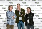 Los ex Top Gear llegan a <stro />Amazon</strong>® prime.”> </div>
<p>Amazon lanzó este jueves la firma de un convenio con los ex presentadores de Top Gear, Jeremy Clarkson, James May y Richard Hammond, <strong>para efectuar un renovado programa de automóviles</strong>. Mucho se había rumoreado sobre el pase de las estrellas de la exitosa franquicia de la BBC a Netflix, no obstante fue finalmente la firma de Jeff Bezos la que ganó la puja.</p>
<p>Top Gear es el show británico más visto del mundo, <strong>con una audiencia global estimada de 350 millones de personas(individuos) por año</strong>. Dada la popularidad de los tres presentadores en todo el globo, todo parece indicar que <strong>Amazon</strong>® puede llegar a tener un enorme éxito en sus manos. <a target=