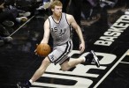 Matt Bonner, otra víctima del <stro />iPhone</strong>® 6(seis) Plus.”> </div>
<p>El <strong>iPhone</strong>® 6(seis) no solo rompe records de venta; a la vez está aportando su grano de arena en el universo del deporte(ejercicio) al ser protagonista de <strong>una de las lesiones más absurdas de los últimos tiempos</strong>. ¿La víctima? Matt Bonner, amigo de Manu Ginobili en los San Antonio Spurs.</p>
<p>El veterano de 35 años tuvo una temporada 2014-2015 más que discreta, con un porcentaje de tiros de 3(tres) (una de sus primordiales armas en ataque, llegando inclusive a ser el mejor triplero de la liga en la temporada 2010-2011 con un 45.7 por ciento de efectividad) de “solo” el 36.5 por ciento, <strong>su peor marca desde la temporada 2007-2008 de la NBA</strong>. Esta poca performance le quitó inclusive minutos(60seg) en la decisiva serie de playoffs que los Spurs perdieron contra Los Angeles Clippers, el equipo que es propiedad del ex mandamás de Microsoft, Steve Ballmer.</p>
<p>Bonner, conocido en el entorno de la NBA como “Red Mamba”, <strong>no dudó a la hora de señalar al culpable de su mala temporada: Nada más, ni nada menos, que el <strong>iPhone</strong>® 6(seis) Plus</strong>. De convenio a afirmaciónes elaboradas por el propio jugador, el <strong>SmartPhone</strong> de Cupertino (<strong>Apple</strong>) le habría causado una lesión en el codo que afectó notablemente sus lanzamientos desde larga distancia.</p>
<p><iframe src=