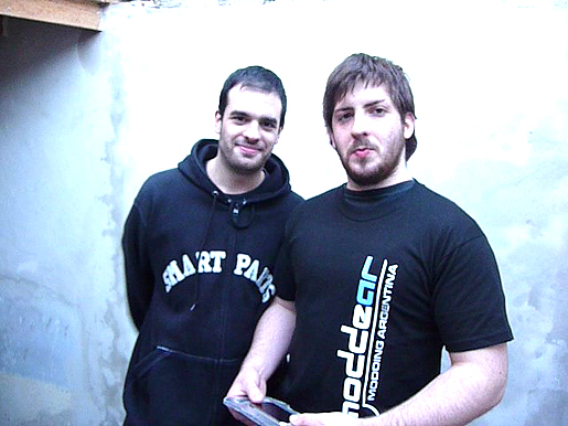 LoKi y Damian Aguas con volante para iphone