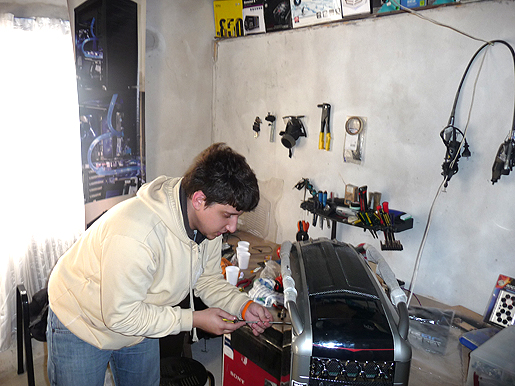 Rey colocando la tapa del Cosmos S