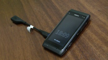 Nokia N8 con el conector "USB on the Go"