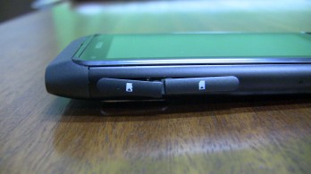 Nokia N8 - Ranuras para insertar el chip y la memoria microSD.