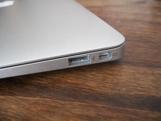 En este lado encontramos un puerto USB y la salida a video externo.