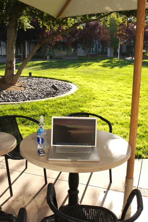 ¿Cansado de trabajar? Que mejor que tomar un poco de fresco en el patio que Apple tiene en su HQ en Mountain View...