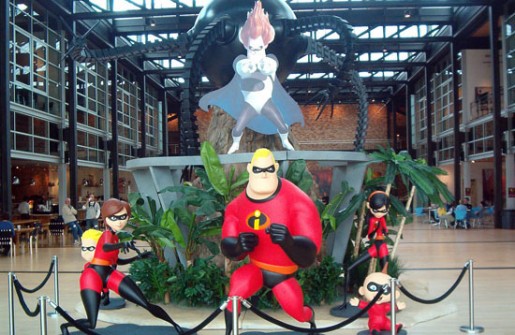 Las charlas se pueden continuar en el patio de Pixar, bajo la atenta mirada de Los Increíbles.