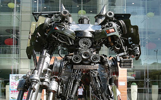Transformer cuya pose parece la de un jugador de Fútbol americano Transformer cuya pose parece la de un jugador de Fútbol americano