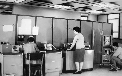 Así era Clementina, la primera computadora que llegó a la Argentina. Medía 18 metros de largo y tenía ¡1 K de memoria!