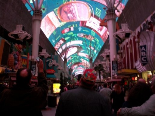 En la parte vieja de la ciudad, hay una pantalla gigante cubriendo el techo de apróximadamente dos cuadras.