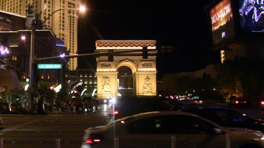 No, no estamos en Paris. Es una replica del arco del triunfo en Las Vegas.