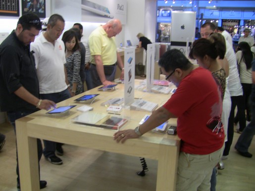 El furor por el iPad 2 es impresionante. La gente de agrupa en los Apple Store para probarlos y comprar los miles de accesorios que se comercializan.