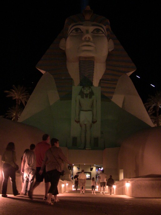 La impresionante entrada del hotel Luxor, presenta una copia de algunas figuras egipcias.