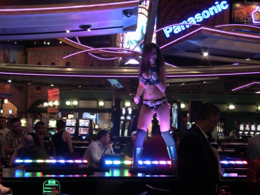 Más chicas bailando en los casinos de Las Vegas para RedUSERS.