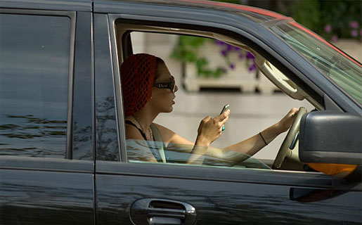 Hablar por celular en el auto es una de las costumbres más odiadas: el 73% la critica.