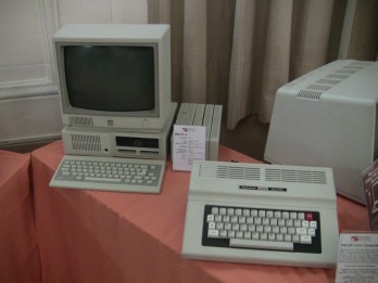 La de la izquierda se llama IBM PC JR, la primera PC de bajo costo que se introdujo a fines de 1983.