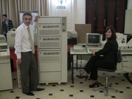 Carlos y Alicia, los "padres" del Museo ICATEC, posan para RedUSERS recreando una oficina de los '80.